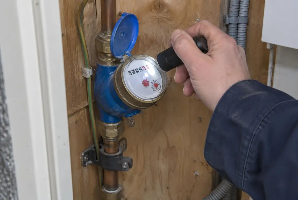 Lekdetectie Maartensdijk – watermeter in de meterkast controleren met een zaklamp